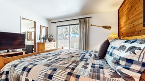 1 bedroom, iron/ironing board, WiFi, bed sheets - Mammoth Sierra Townhomes 32 Mountain Rustic Spacious Townhome On the Shuttle Route by RedAwning (Mammoth Lakes)