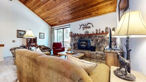 TV, fireplace, DVD player - Mammoth Sierra Townhomes 32 Mountain Rustic Spacious Townhome On the Shuttle Route by RedAwning (Mammoth Lakes)