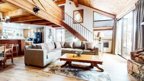 テレビ、暖炉、DVD プレーヤー