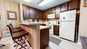 Een koelkast, een magnetron, een oven, een vaatwasser