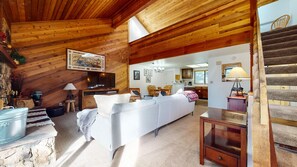 Een televisie, een open haard, een dvd-speler en een stereo