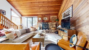 Een televisie, een open haard, een dvd-speler en een stereo