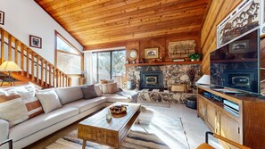 Fernseher, Kamin, DVD-Player, Stereoanlage