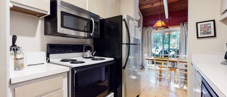 Kylskåp, mikrovågsugn, ugn och diskmaskin