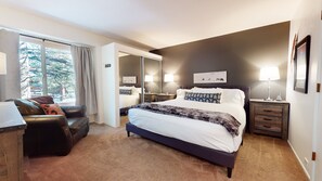 2 bedrooms, WiFi, bed sheets - Horizons 4 150 Mountain Rustic, Walk To Shops and Restaurants, On Shuttle Route to Lodges by RedAwning (Mammoth Lakes)