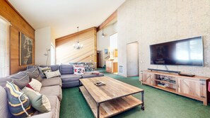 Fernseher, Kamin, Videospiele, DVD-Player