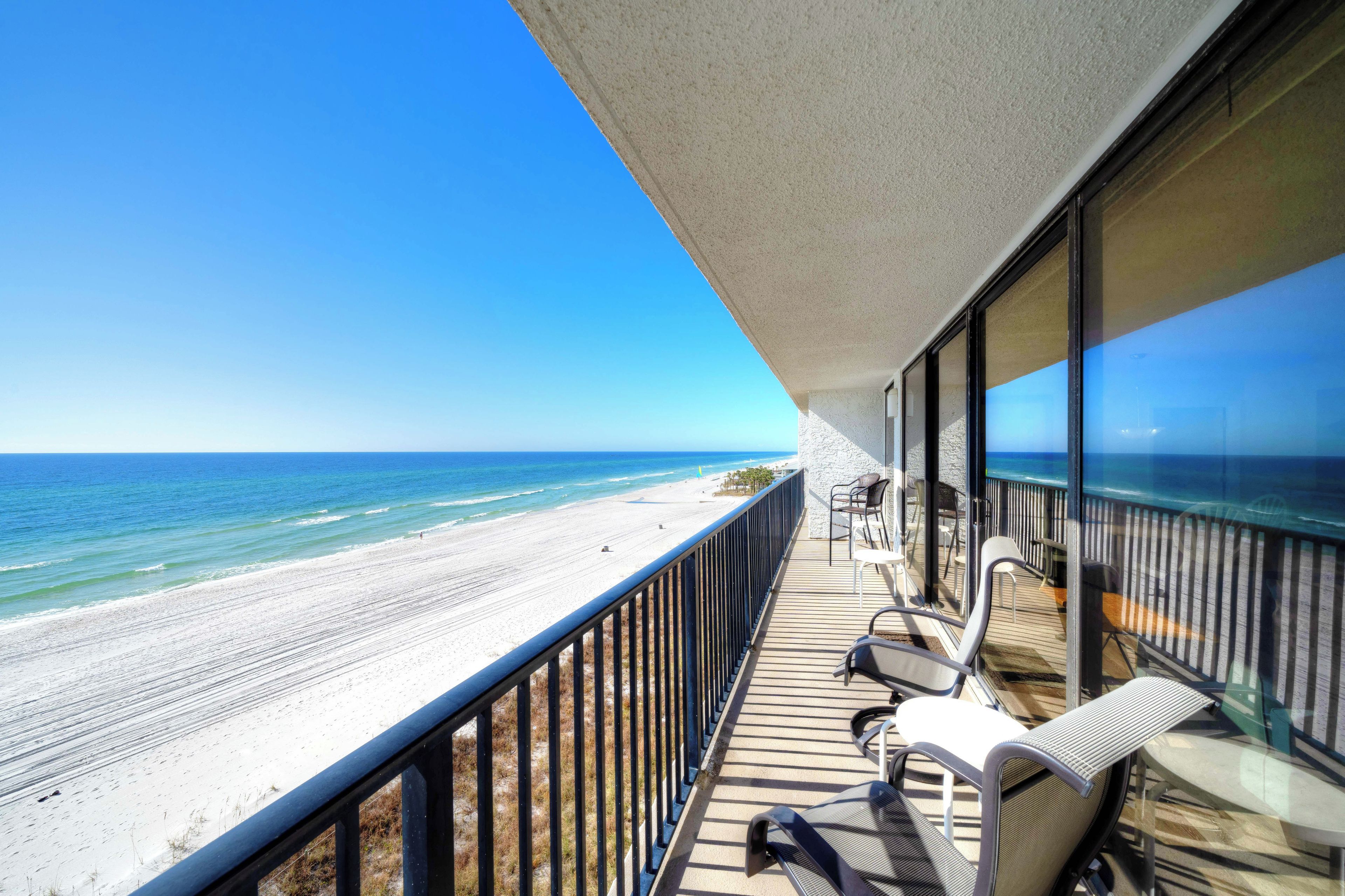 Ein Balkon mit Blick auf Strand und Meer.