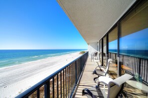 Un balcone con vista sulla spiaggia e sull'oceano.