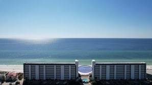 Un hotel Seachase con vistas al océano y un estacionamiento.