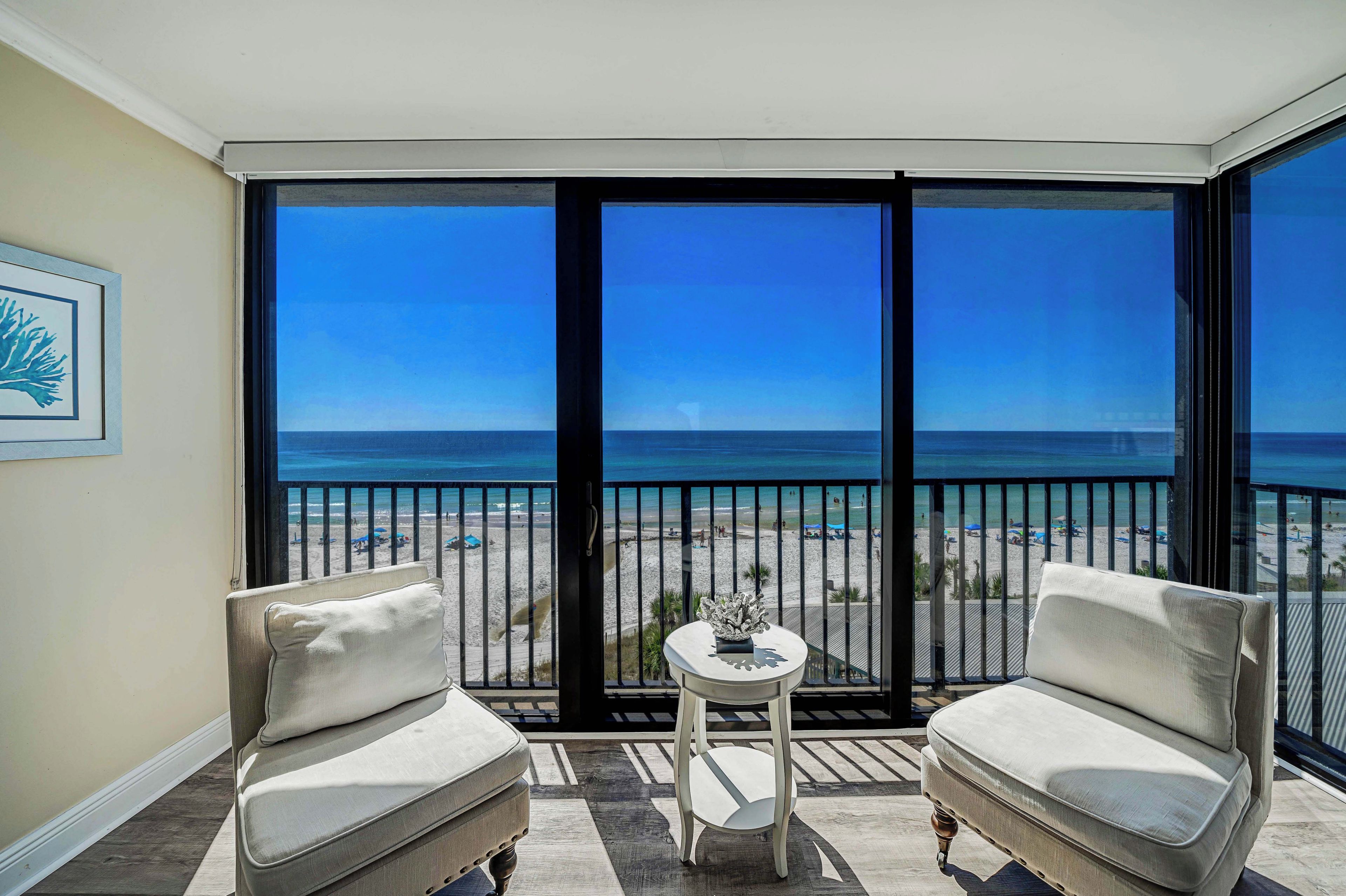 Ein Balkon mit Blick auf Strand und Meer.