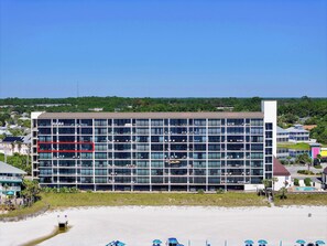 Un edificio moderno con varios pisos, amplias ventanas y techo plano.