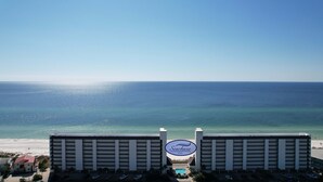 Un hôtel Seachase avec vue sur l’océan et un parking.