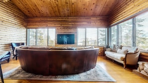 Fernseher, Kamin, DVD-Player