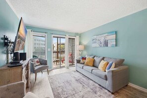 TV - Sweet Caroline Remodeled with Partial Ocean View and Oceanfront Pool (North Myrtle Beach)