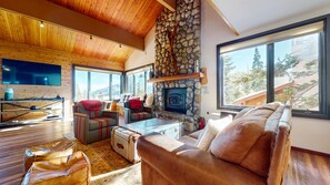 Fernseher, Kamin, DVD-Player