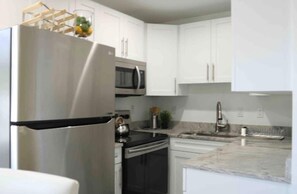 Refrigerador, microondas, horno y parrilla de estufa 