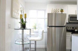 Een koelkast, een microgolfoven, een oven, een kookplaat