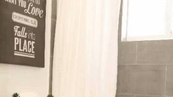 Combined shower/tub, towels, soap, toilet paper