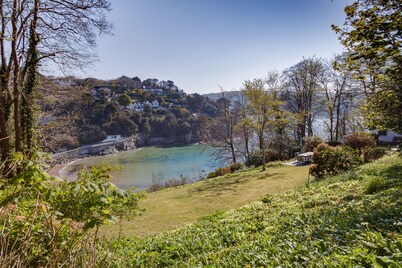 4 BR (Sleeps 7) in Salcombe overlooking beach