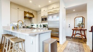 Kylskåp, mikrovågsugn, ugn och diskmaskin