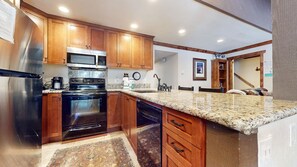 雪櫃、微波爐、焗爐、洗碗機