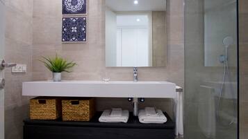 Apartamento, varias camas | Baño | Ducha, secador de pelo y toallas