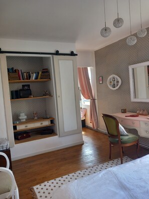 4 habitaciones, escritorio y tabla de planchar con plancha