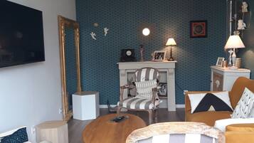 Télévision, lecteur de DVD, baby-foot, espaces bureaux