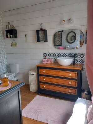 Regadera, secadora de cabello, jabón, shampoo