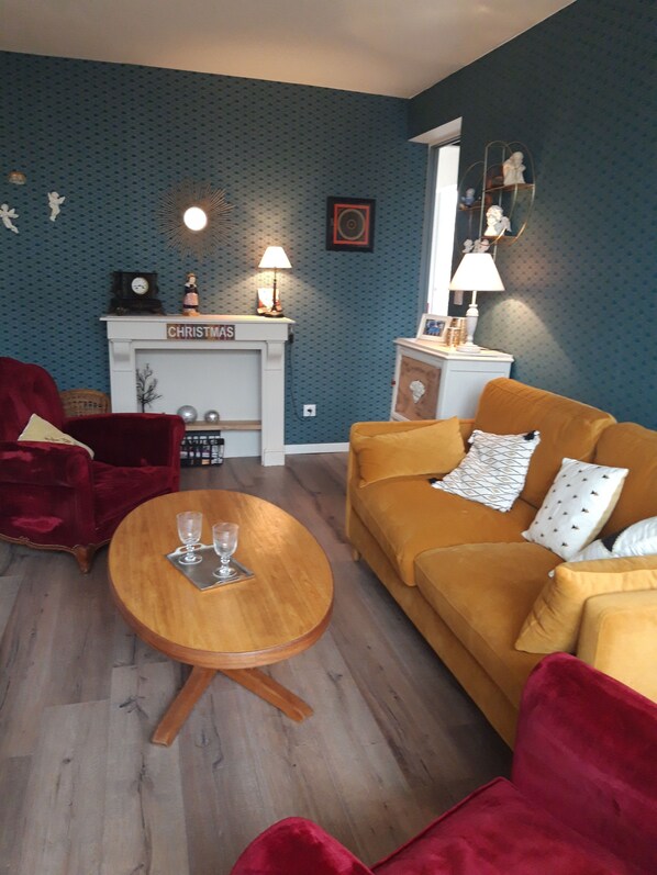 Televisión, reproductor de DVD, futbolito y oficina