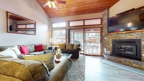 Fernseher, Kamin, DVD-Player