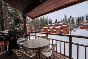 Outdoor dining - Woodlands 33 Remodeled, Quiet and Cozy, Patio with Private BBQ by RedAwning (Mammoth Lakes)