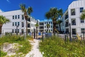 Exterior - Poolside Villas DUNES AWAY, End Unit, VIEWS! Gulf and East Pass, 2 bdr/2ba, pool (Destin)