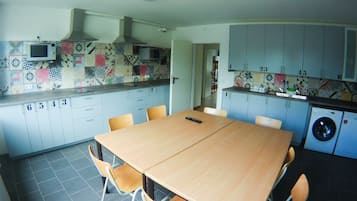 Full-sized fridge, microwave, oven, stovetop