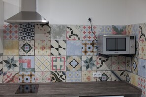 Grand réfrigérateur, micro-ondes, four, plaque de cuisson