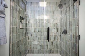 Bruser, hårtørrer, håndklæder, Shampoo