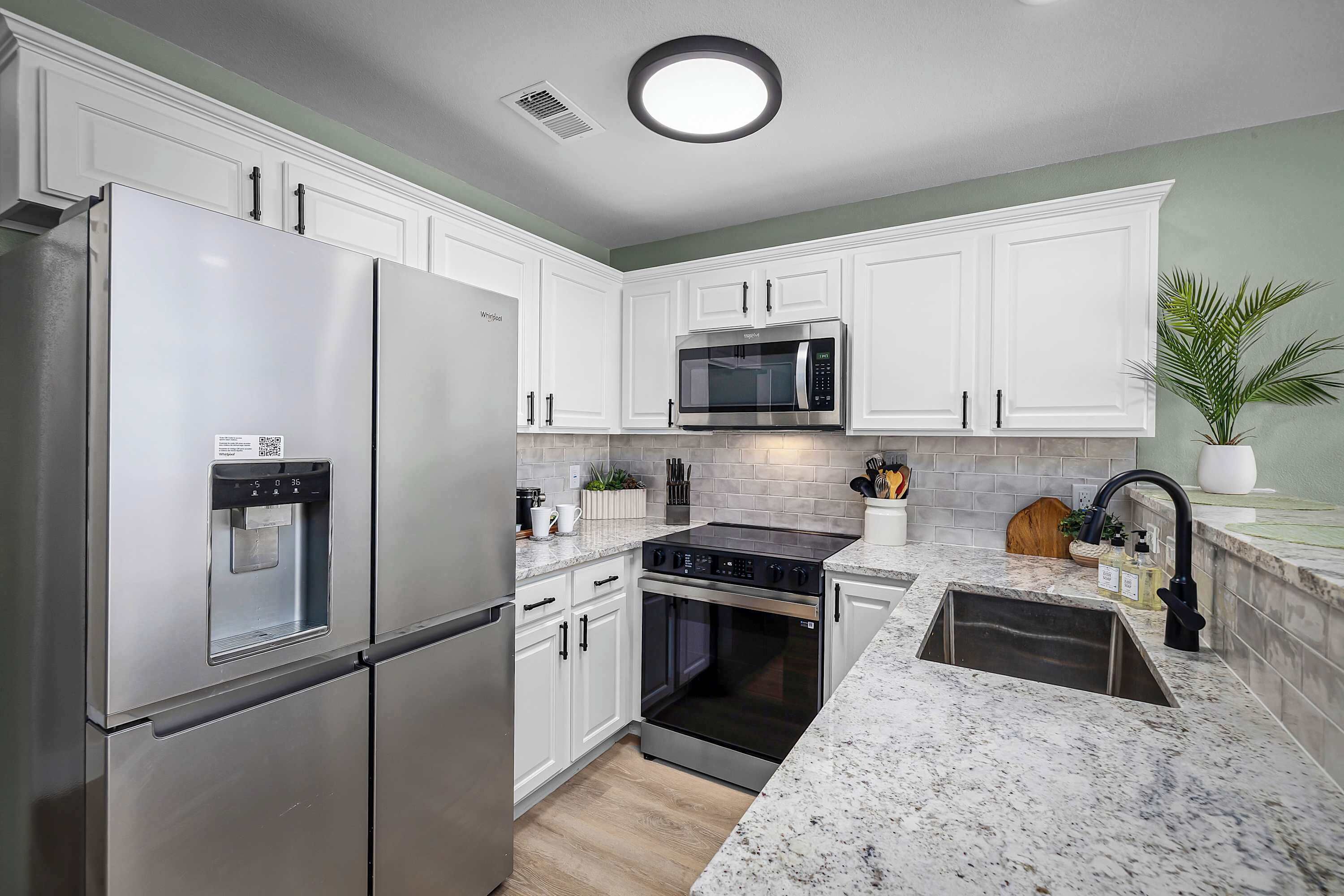 Kjøleskap, mikrobølgeovn, ovn og kokeplater