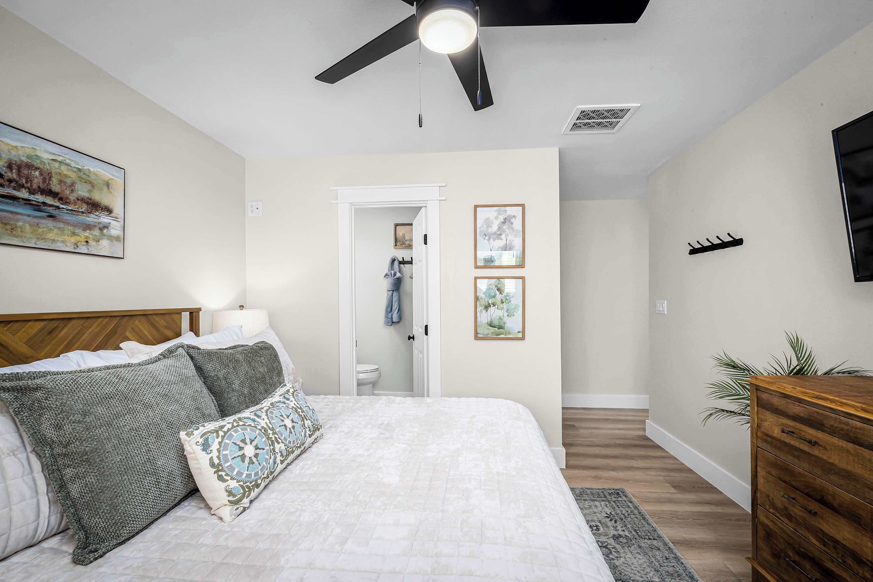 2 chambres, fer et planche à repasser, Wi-Fi, draps fournis