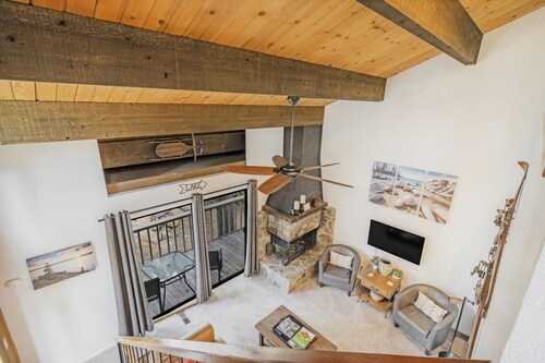 Bright and cozy end unit condo in quiet complex. Pool, courts and near Beach.
