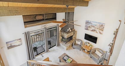 Bright and cozy end unit condo in quiet complex. Pool, courts and near Beach.