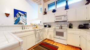 Kühlschrank, Mikrowelle, Ofen, Geschirrspüler