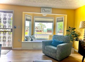 Smart TV, books - Cheers Vermilion Ohio (Vermilion)