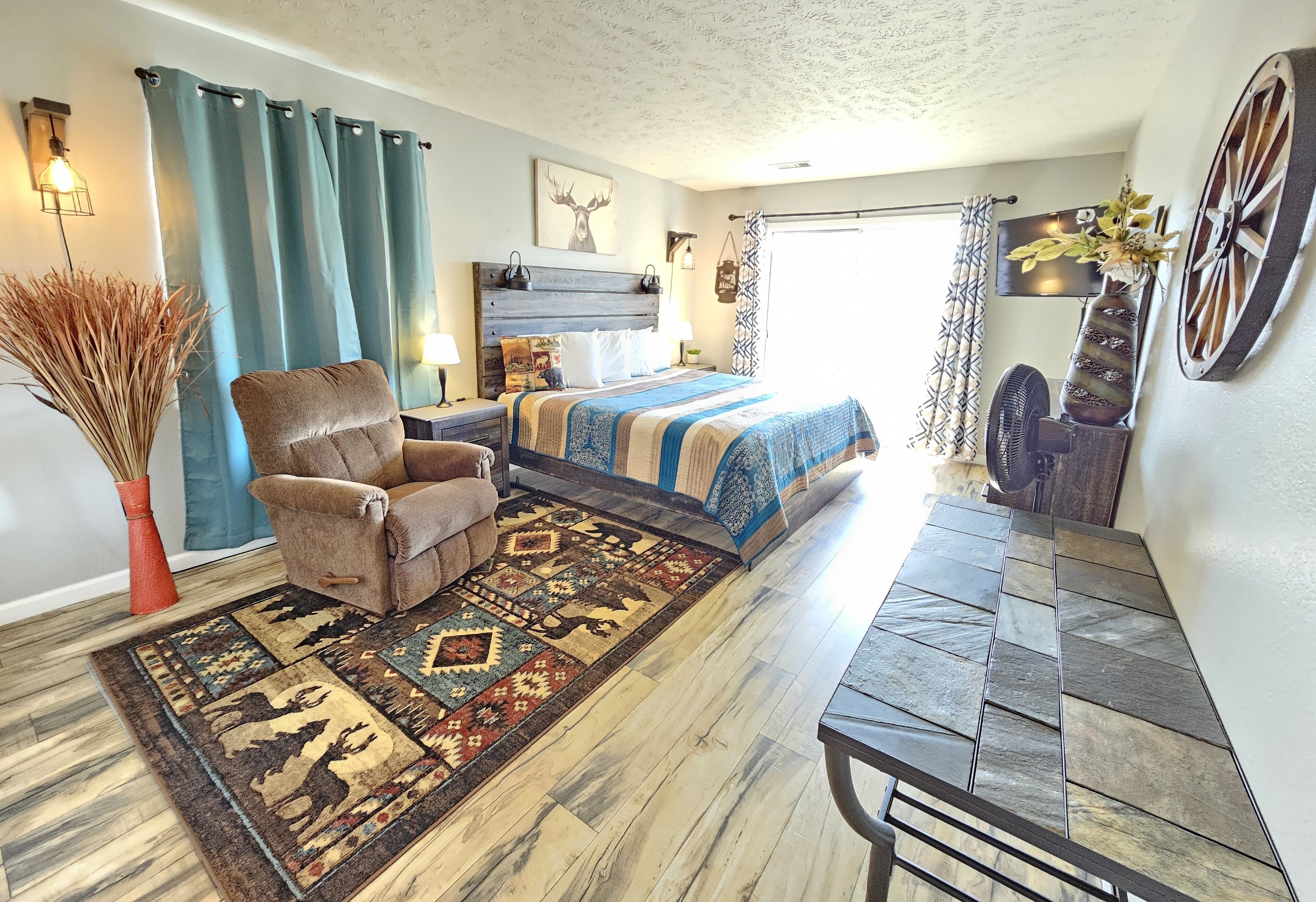 2 slaapkamers, een bureau, een strijkplank/strijkijzer, gratis wifi