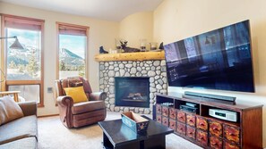 Televisión, chimenea, reproductor de DVD y estéreo