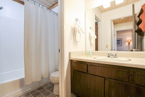 Douche, séchoir à cheveux, serviettes fournies