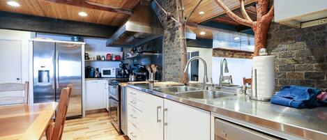 Kylskåp, mikrovågsugn, ugn och diskmaskin