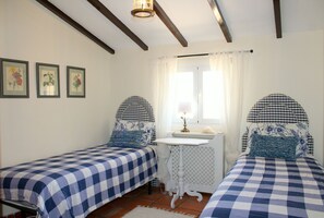 3 slaapkamers, een strijkplank/strijkijzer, gratis wifi, beddengoed