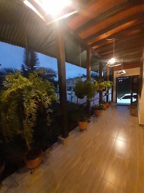 Terrace/patio - El HOTEL COLINAS DEL DARIEN - Lago Calima. (calima darien)