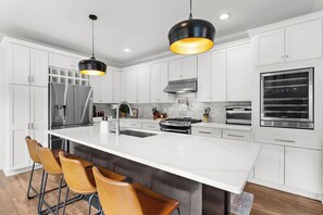 Fridge, microwave, oven, stovetop - Park Circle Paradise - Pool, Putts & 3 King Suites (North Charleston)