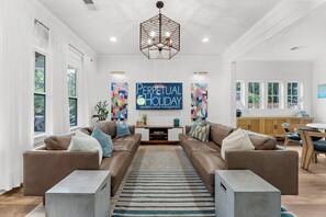 Smart TV, books, computer monitors - Park Circle Paradise - Pool, Putts & 3 King Suites (North Charleston)